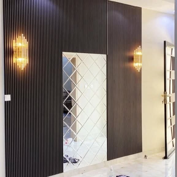 تصميم ديكور داخلي لفيلا في مدينة الخبر يجمع بين بديل الرخام والبانوهات الجدارية بتنفيذ فني احترافي - مؤسسة ديكورات الشرقية.